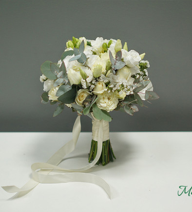 Букет невесты из пионовидных роз, белой эустомы, эвкалипта и статицы Фото 394x433